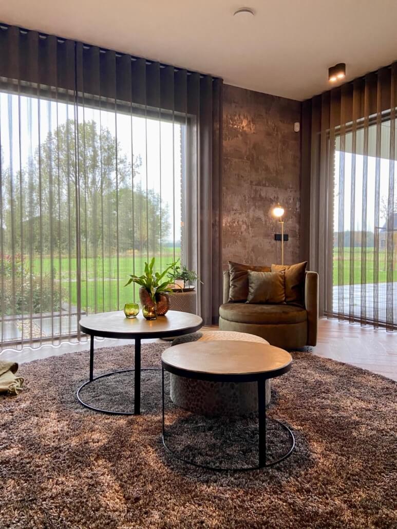 Mooie loungehoek met rijke materialen, verschillende texturen en prachtig behang door NOUK & STONE