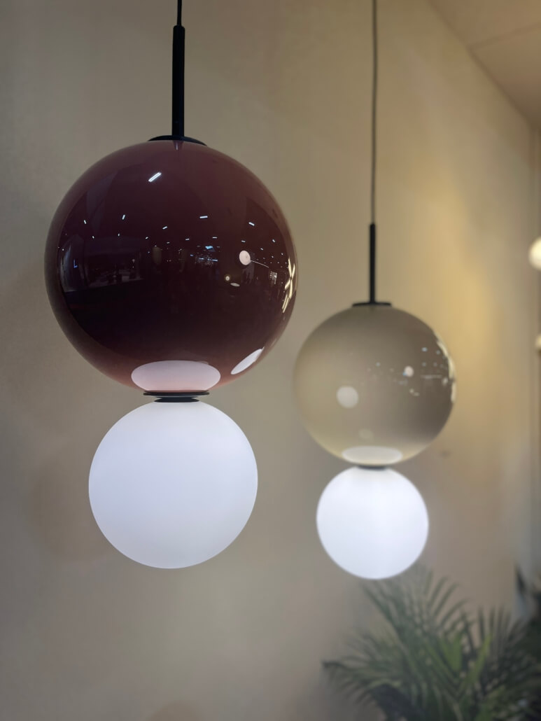De gekleurde hanglampen bestaande uit bollen zijn helemaal van deze tijd